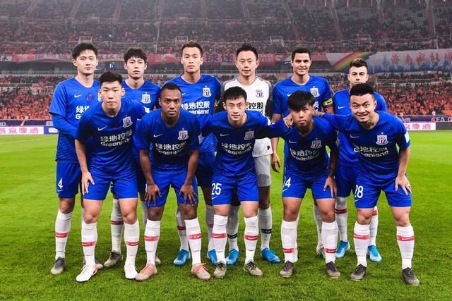 她在场上占 她在场上占